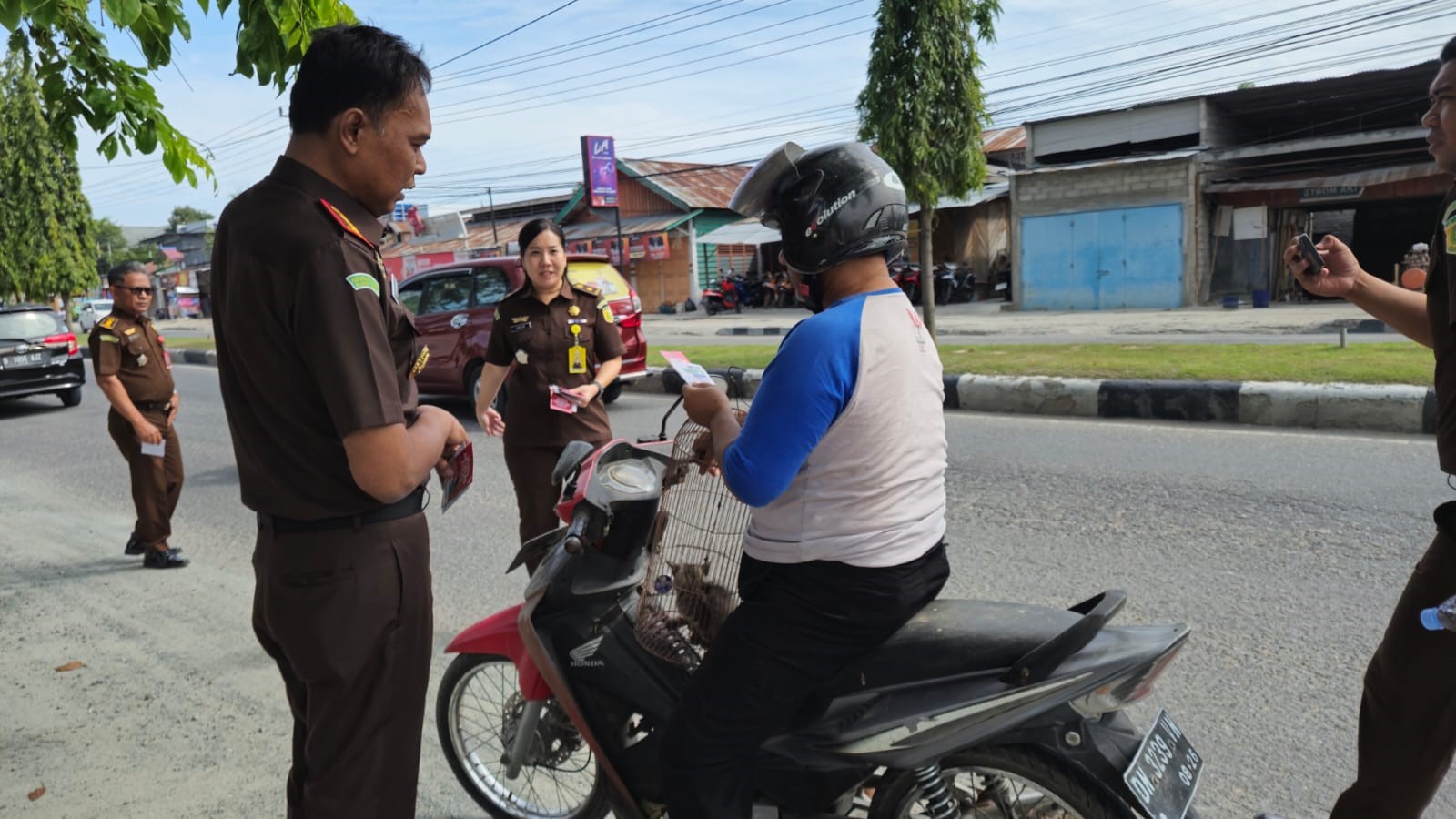 Kepala Kejaksaan Negeri Palu Melakukan Pembagian Stiker