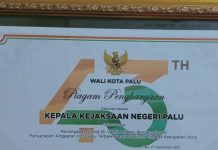 Pemkot Kota Palu memberikan penghargaan kepada Kejari Palu