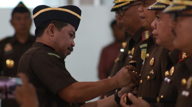 Kajati Sulteng lantik Pejabat Baru di lingkungan Kejati Sulteng (Foto: https://mercusuar.web.id/kota-palu/kejati-sulteng-wakajati-dan-tiga-kajari-berganti-jabatan/)